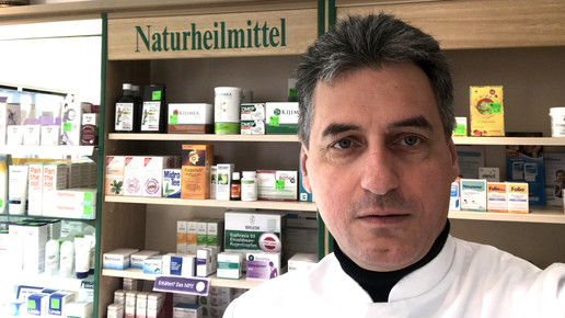 Gerhard Brunner in seiner Apotheke