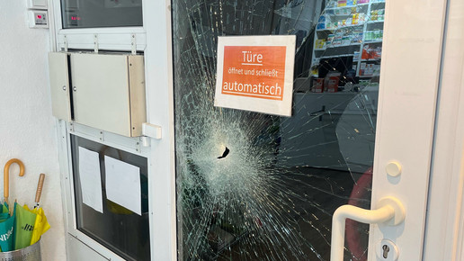 Apothekentür trotzt Betonfuß