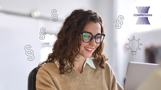 Person mit Brille vor Laptop im Büro. Mehrere Paragraphenzeichen und ein Glühbirnen-Symbol stehen für rechtliche Grundlagen und Fachwissen. Oben rechts das COMPRESSANA-Logo.