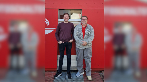 Marvin und Klaus Mellis vor ihrer Apotheke