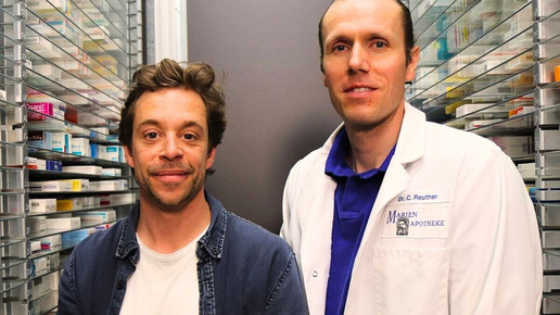 Tobias Krell und Clemens Reuther im Kommissionierer