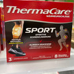 Eine Packung Thermacare Sport Wärmeauflagen.