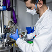 Ein Mitarbeiter arbeitet an der Proteinproduktion für Impfstoffe.