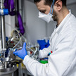 Ein Mitarbeiter arbeitet an der Proteinproduktion für Impfstoffe.