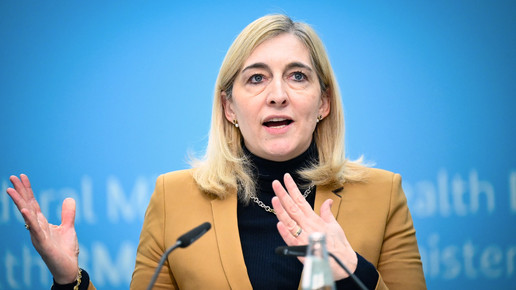 Gesundheitsministerin Nian Warken auf der Bühne