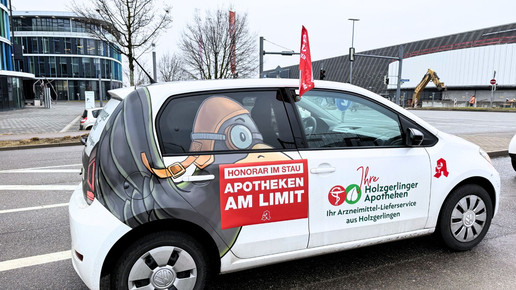 Botendienst-Auto, das mit Protesmaterial zum CDU-Parteitag herumfährt