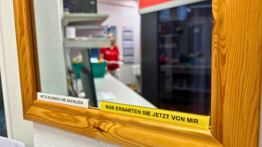 Sprüche am Spiegel im Apotheken-Backoffice, die helfen sollen, im Telefonat freundlich und sachlich zu bleiben