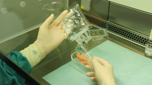 Apotheker bei der Herstellung von Zytostatika