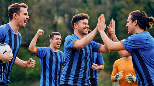 KI-generiertes Bild: Fussballspieler auf dem Feld geben sich ein High-Five