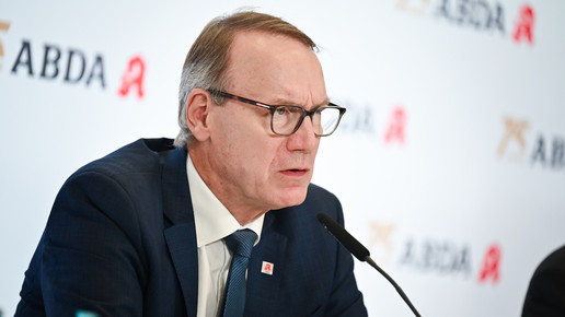 Thomas Preis spricht bei der Abda-PK auf dem Podium