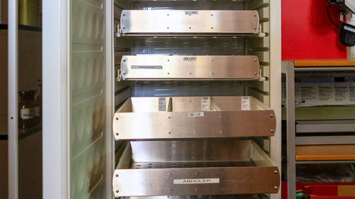 leerer Apothekenkühlschrank