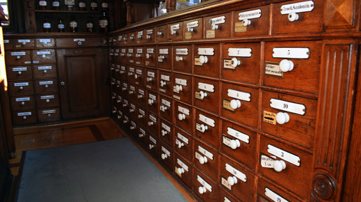 alte einhorn-apo apothekerschrank zahn