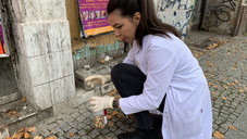 Kippenstummel-Sammeln im weißen Kittel