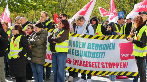 Protest von Verdi vor dem Kanzleramt gegen das GKV-Spargesetz