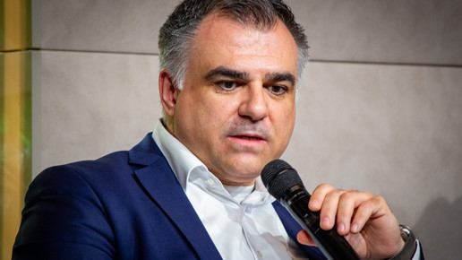 Christos Pantazis spricht auf der Bühne