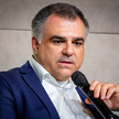 Christos Pantazis spricht auf der Bühne