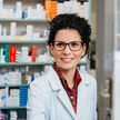 Dekoratives Bild: Apothekerin in einer Apotheke am HV Tisch