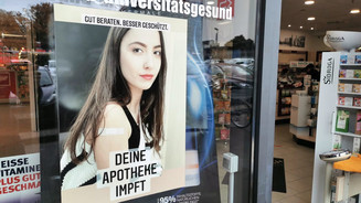 Impfstoffe: „Außerordentlich viele Abverkaufsmeldungen“ Foto: Ein Impfplakat in einem Apothekenschaufenster