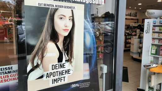 Foto: Ein Impfplakat in einem Apothekenschaufenster