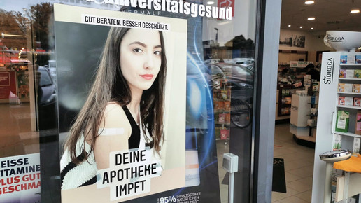 Werbeplakat in einem Apothekenschaufenster "Deine Apotheke impft"