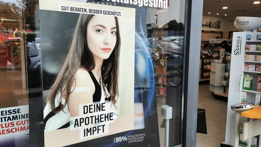 Foto: Ein Impfplakat in einem Apothekenschaufenster