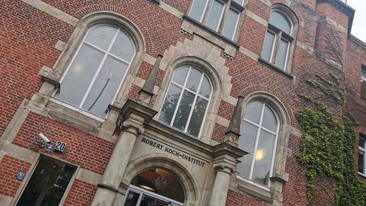 Hausfassade des RKI mit Efeu.