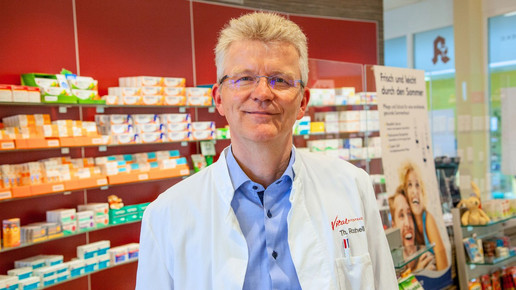 Thomas Rochell in seiner Apotheke