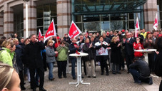 DAK-Angestellte streiken für mehr Geld