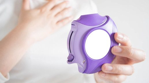 Ein Pulverinhalator wird von einer Frau festgehalten.