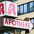 Apotheken-A mit einem Wegweiser-Pfeil in Richtung Apotheke darunter
