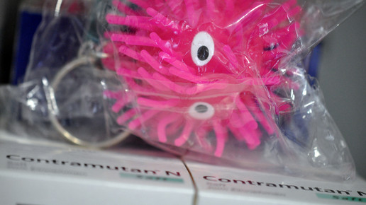 contramutan schluesselanhaenger rosa wuschel aa