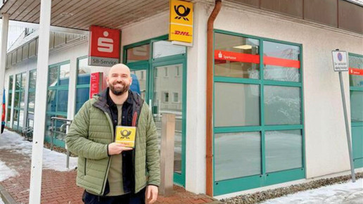 Florian Köster vor seiner neuen Postfiliale