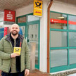Apotheker eröffnet Postfiliale mit Terminal Florian Köster vor seiner neuen Postfiliale