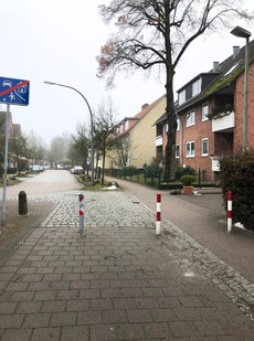 Foto: Poller in Poppenbüttel, die den Marktplatz von der Einkaufsstraße Moorhof abgrenzen.