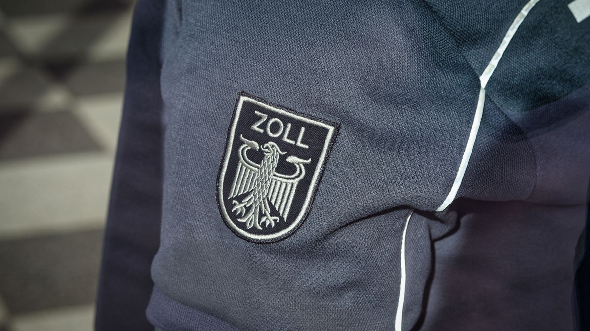 Zoll-beschlagnahmt-tonnenweise-Abnehmprodukte-und-Kosmetik