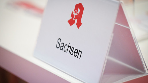 Schild mit Apotheken-A und der Aufschrift Sachsen