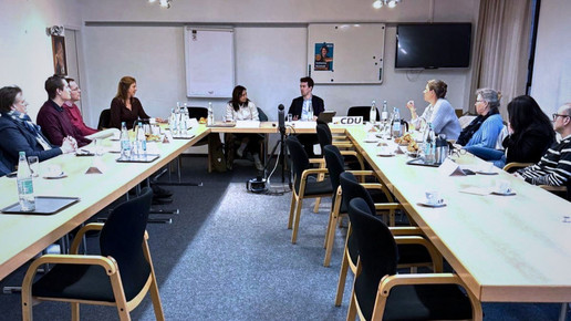 Der Abgeordnete Carl-Philipp Sassenrath im Dialog mit Apothekerinnen und Apothekern während der Lokalanhörung. 