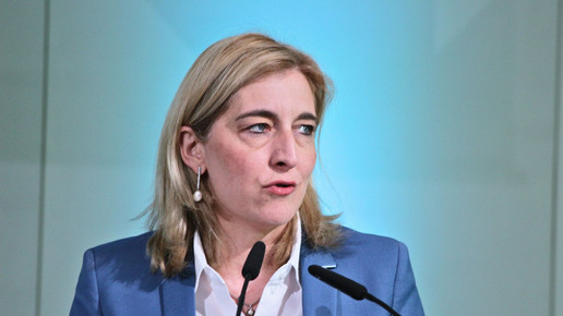 Nina Warken spricht auf einer Veranstaltung