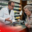 KI-Bild zeigt Apotheker, der Rentnerin eine Tablette überreicht