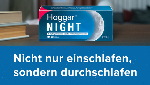 Produktabbildung von Hoggar NIGHT – rezeptfreies Schlafmittel von STADA mit 20 Tabletten à 25 mg Doxylaminsuccinat zur kurzfristigen Behandlung von Einschlaf- und Durchschlafstörungen. Die Verpackung zeigt das Markenlogo, Wirkstoffangabe und den Claim „Nicht nur einschlafen, sondern durchschlafen“. Im Hintergrund ist ein beruhigendes Schlafzimmerambiente mit Lampe und Bücherregal zu sehen.“