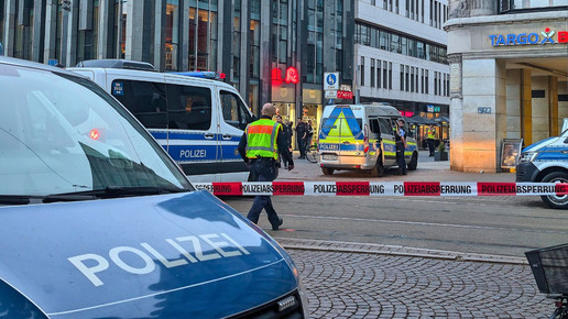 Polizei-Absperrung vor der Central Apotheke nach der Amokfahrt in Leipzig vom 4. Mai 2026