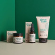 Drei green team Pflegeprodukte vor grünem und beigem Hintergrund: eine Feuchtigkeitscreme, ein Intensivserum und ein Reinigungsgel mit Verpackungen in Beige und Grün. Die Tuben und Fläschchen tragen das grüne green team Logo.