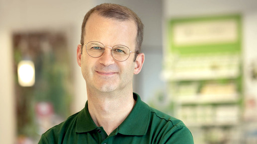 Apotheker Dr. Lars Ruwisch lächelt. Mehr dazu im Artikel.