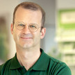 Apotheker Dr. Lars Ruwisch lächelt. Mehr dazu im Artikel.