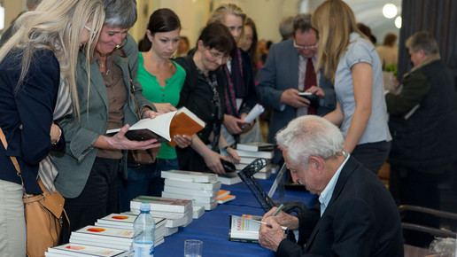 carl-djerassi-buechertisch02 uniinnsbruck
