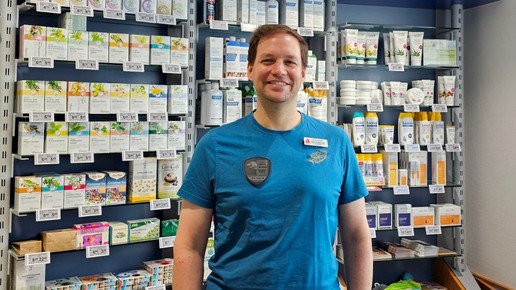 Apotheker Florian Faßbender in seiner Apotheke.