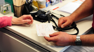 rezept arztstempel eh Arzt übergibt Rezept