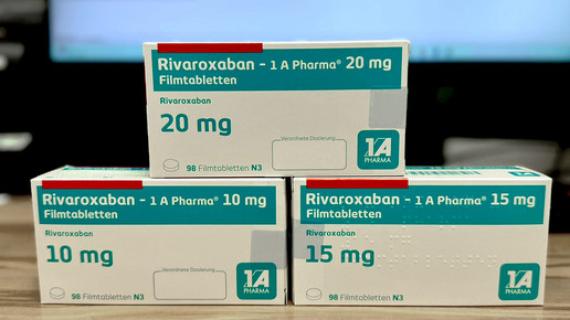 Mehrere Packungen Rivaroxaban-Generika in einer Apotheke. Mehr dazu im Artikel.