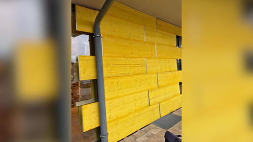 Schäden nachdem ein Auto in die Römer-Apotheke Rosenheim gefahren ist