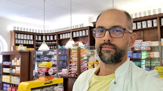 Florian Sedlmeier aus Ampfing steht in seiner Apotheke. Mehr dazu im Artikel.